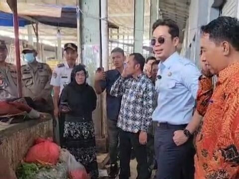 Bupati Egi Instruksikan Penanganan Serius Sampah di Pasar Sidomulyo